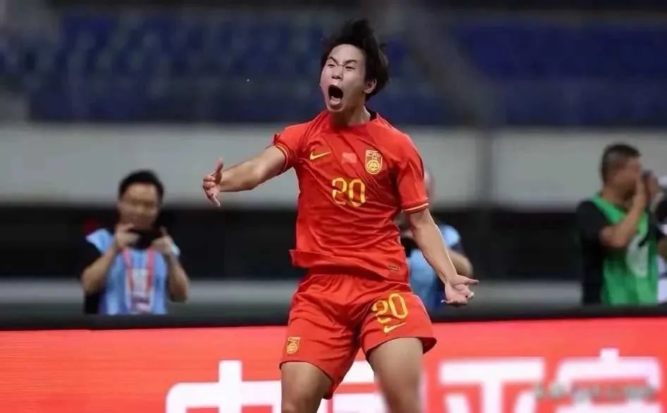 足球赛场上的女队精湛技艺惹人注目