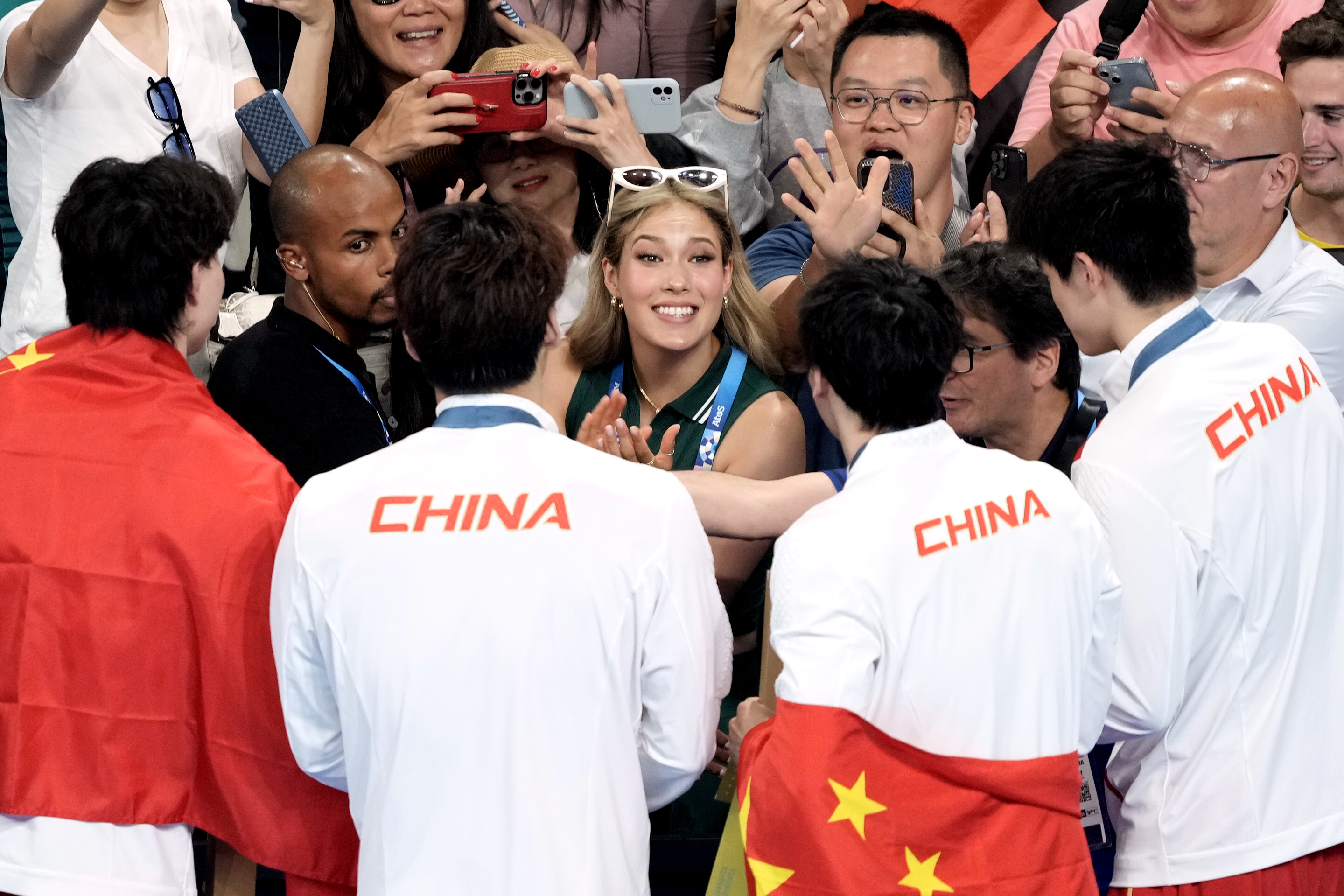 爱游戏官网-游泳比赛混合泳接力中国队夺金