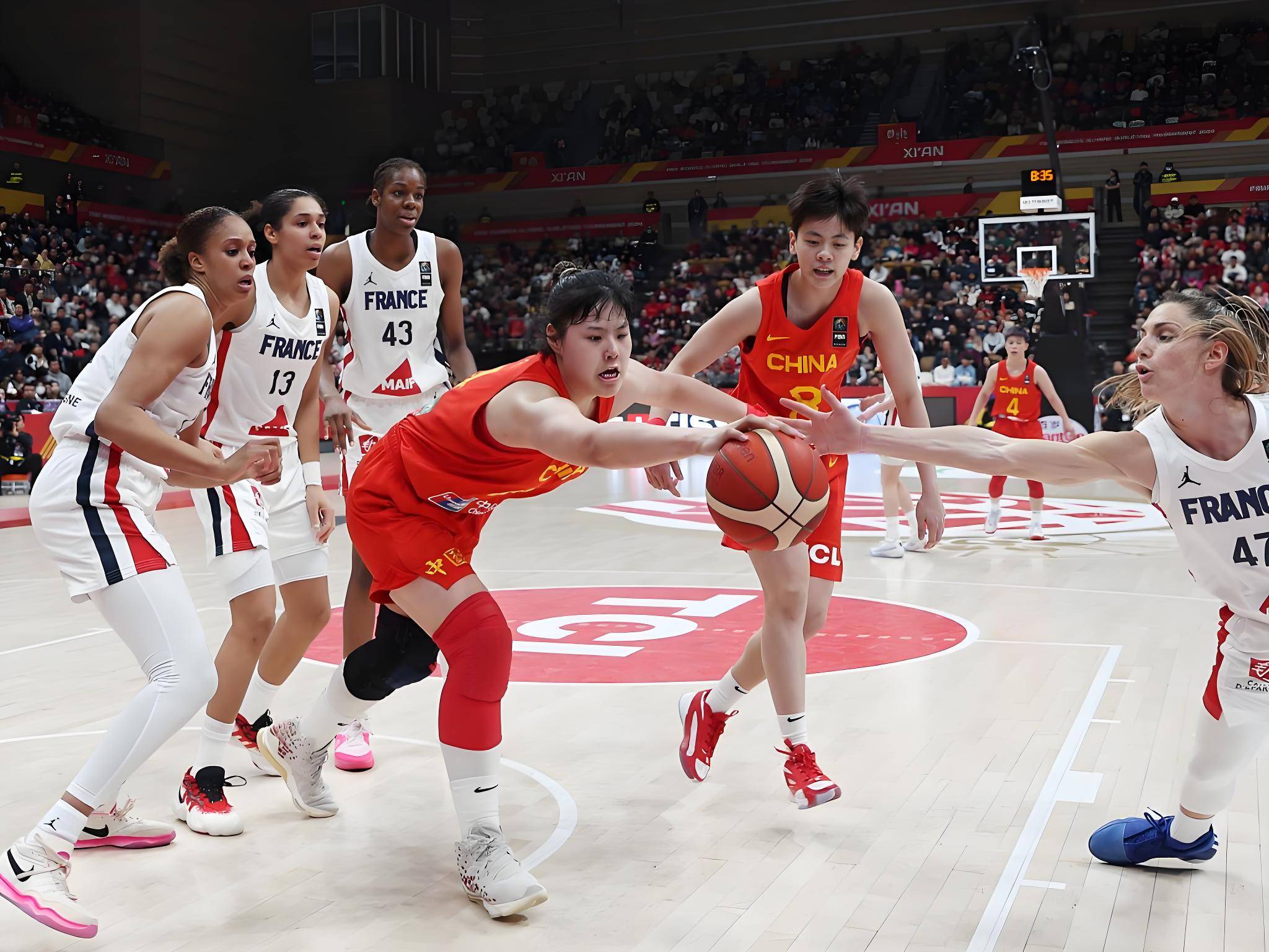 WNBA球员在社交媒体上分享训练日常，展现职业态度