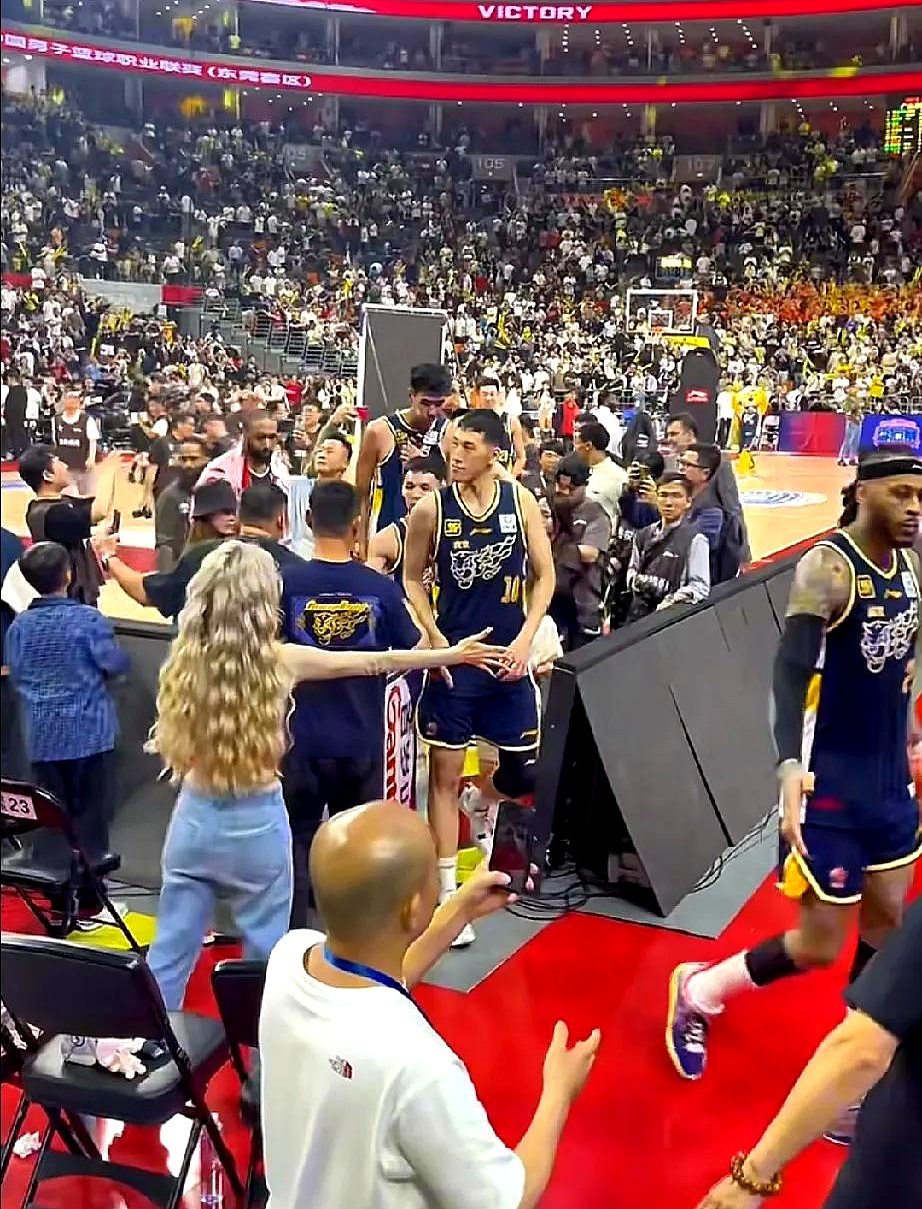 球队比赛中展现出色技术,为观众带来精彩 球队比赛中展现出色技术,为观众带来精彩