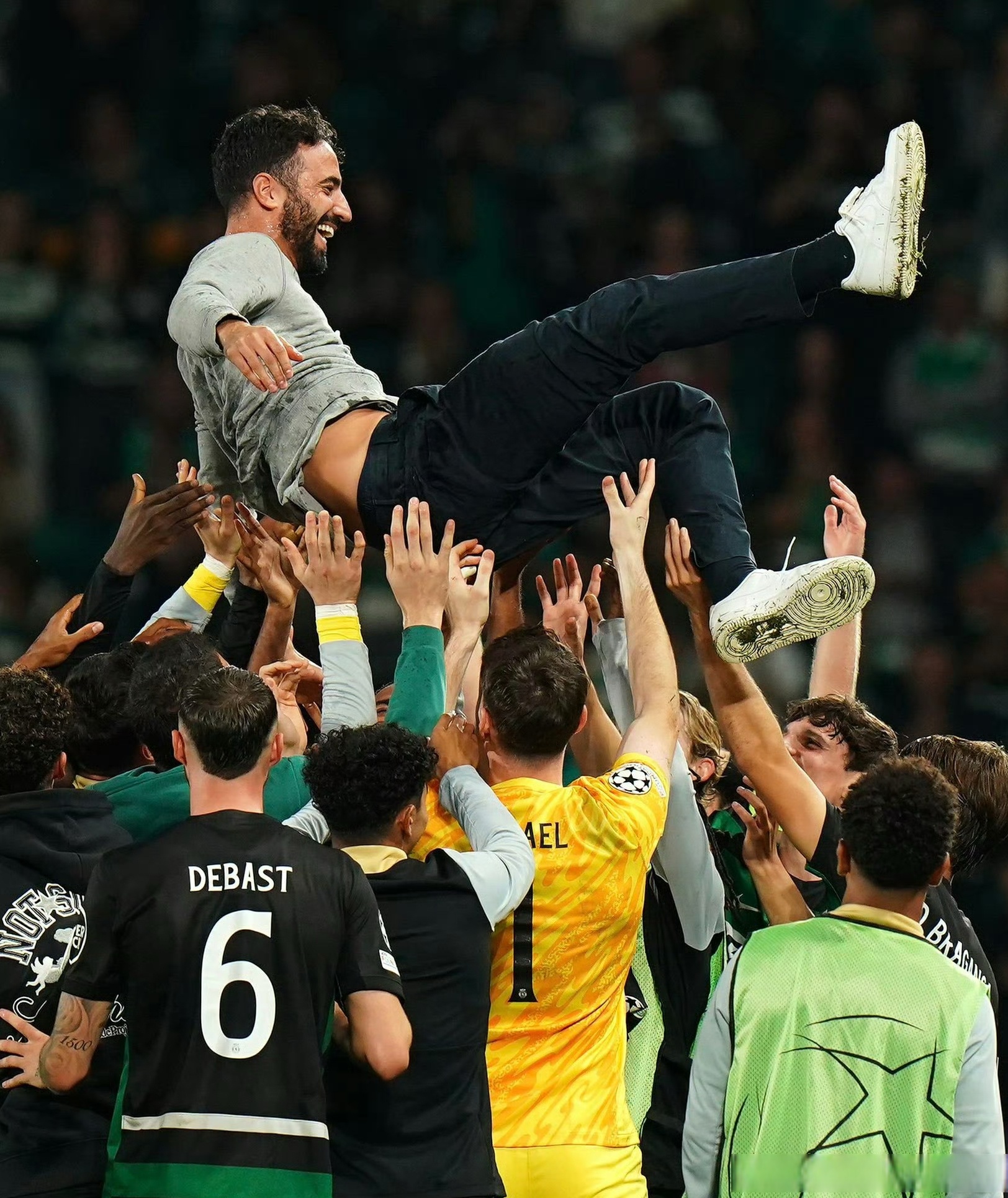 曼联在亚冠比赛中惊险击败对手! 曼联在亚冠比赛中惊险击败对手!