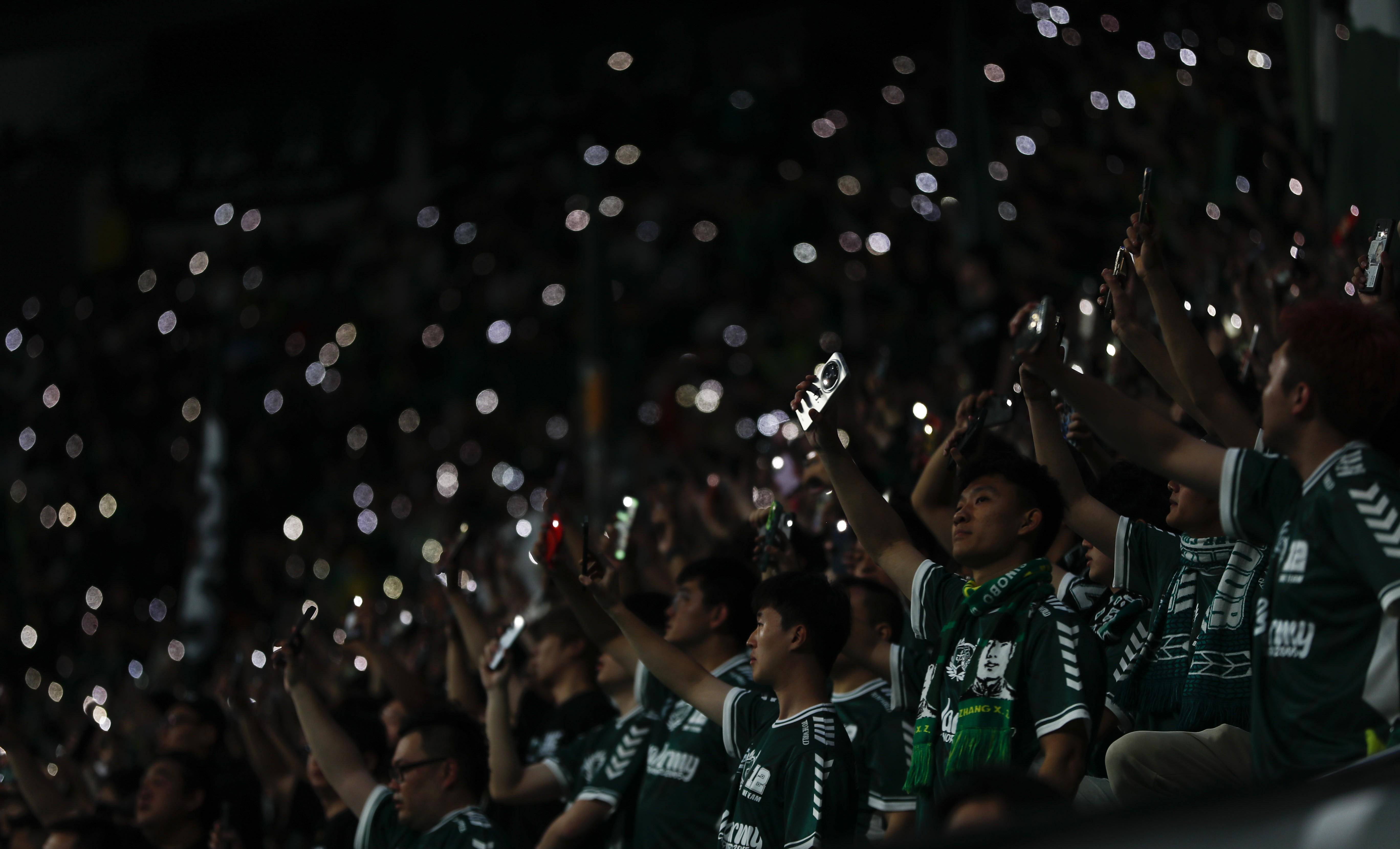 精彩比赛掀起球迷热议热烈关注