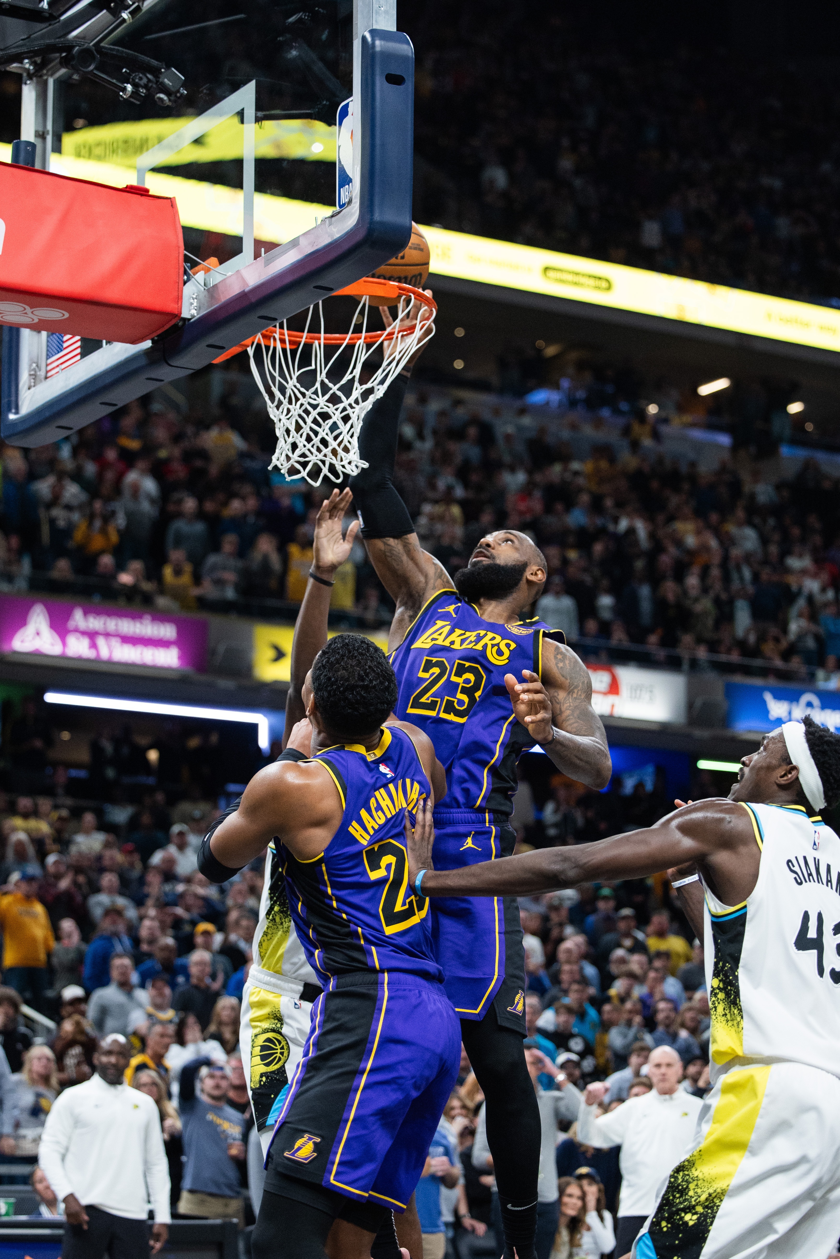 美国运动员在篮球比赛中取得胜利