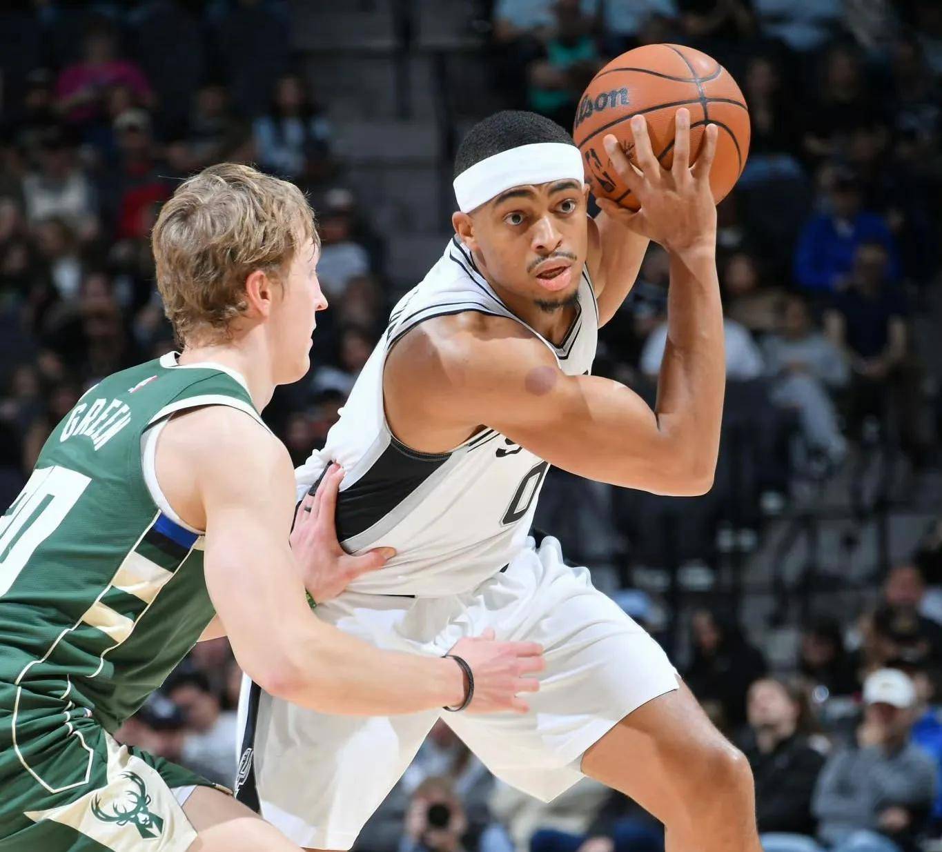 雄鹿大胜马刺，客场四攻、四守让对手无从下手的简单介绍