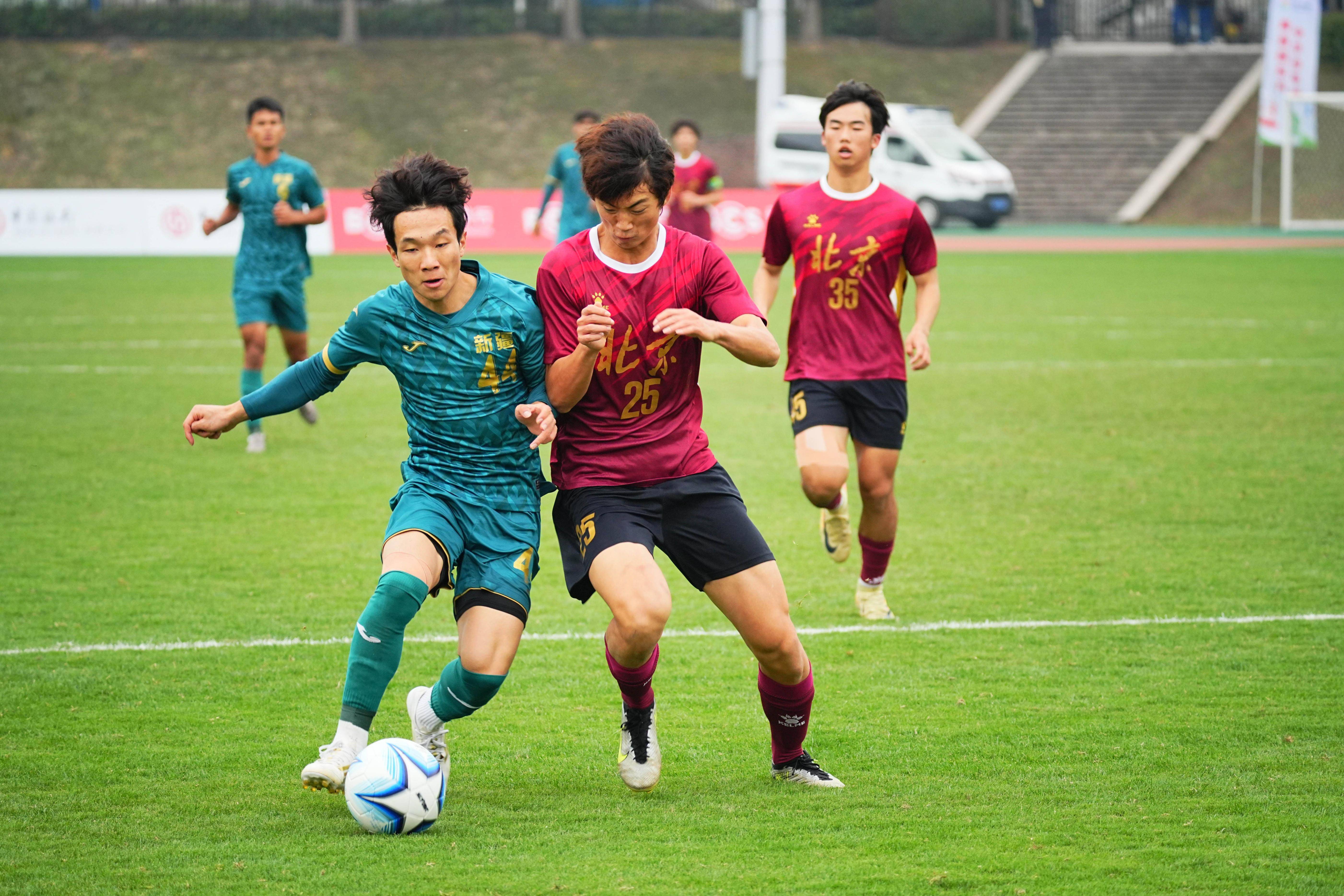 爱游戏app下载-运动员们在足球场上发挥出色，技艺纷呈