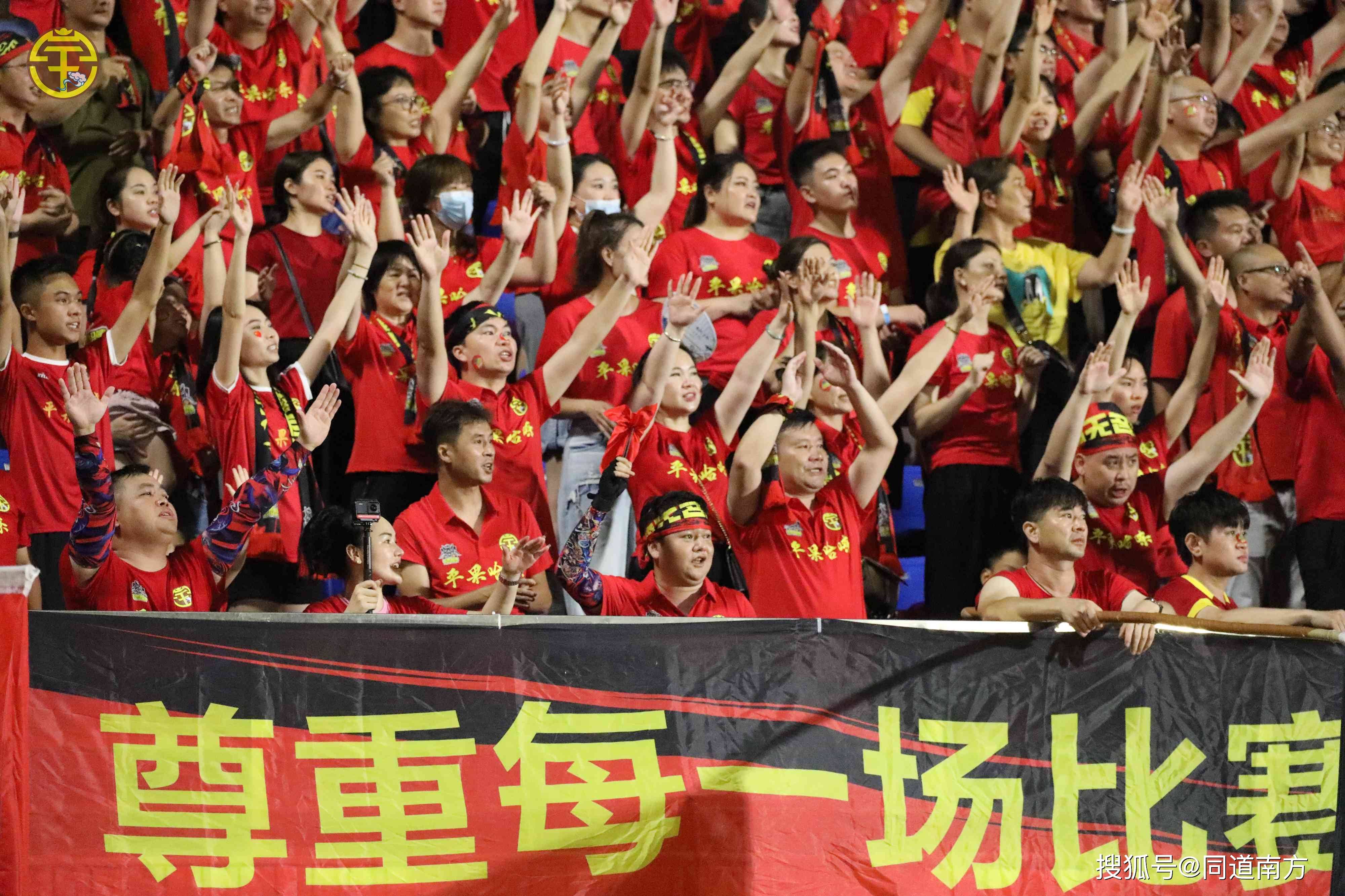 球队主场迎接胜利，球迷欢呼雀跃