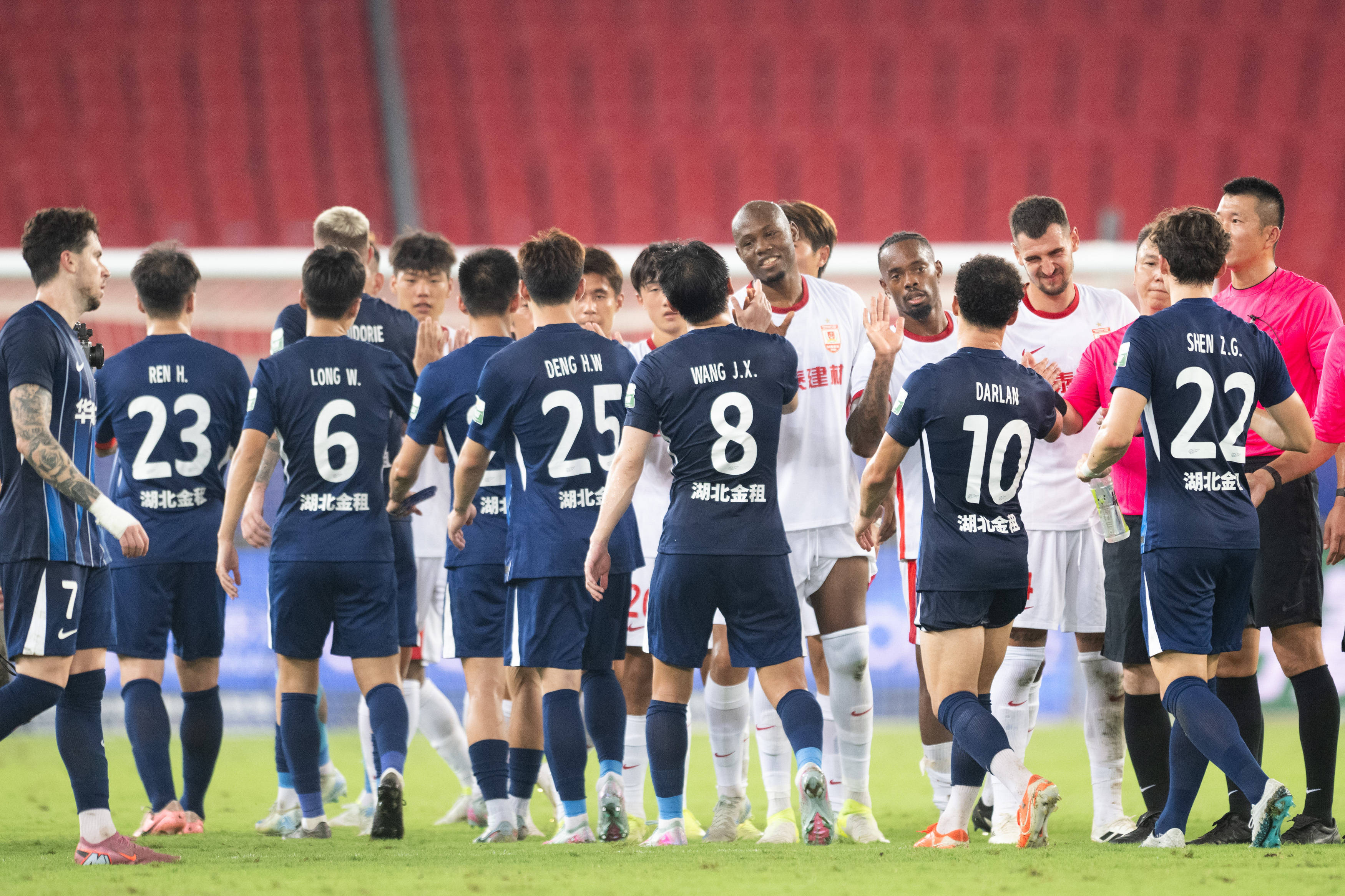 足球职业联赛总冠军由某队夺得,创下佳绩的简单介绍 足球职业联赛总冠军由某队夺得,创下佳绩的简单介绍